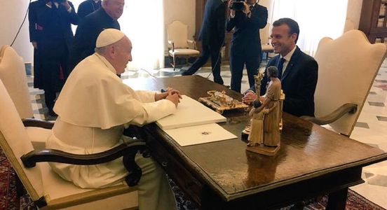 Emmanuel Macron, primit prima oară în audienţă de către Papa Francisc 
