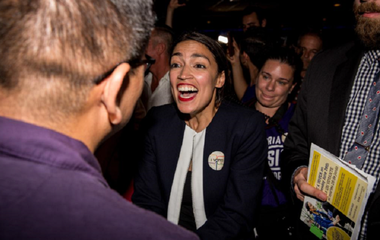 Un lider al Partidului Democrat, Joe Crowley, înfrânt în alegerile primare de o candidată de extremă stânga fără experienţă politică, Alexandria Ocasio-Cortez