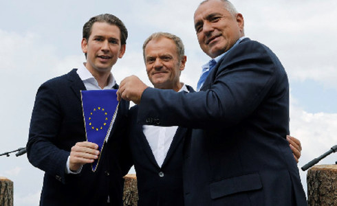 Sebastian Kurz, care creează disensiuni dar este ”în ton cu vremea”, preia guvernarea UE