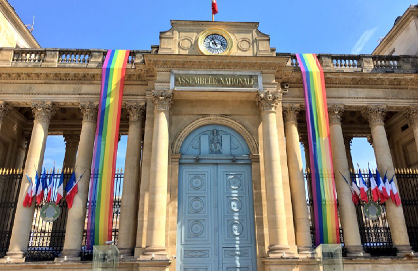 Plângere în urma ruperii unui steag ”curcubeu” LGBT la Adunarea Naţională franceză