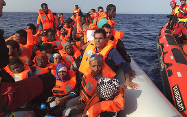 Aproape 60 de migranţi salvaţi de ONG-ul spaniol Proactiva Open Arms pe Marea Mediterană, aşteptaţi la Barcelona
