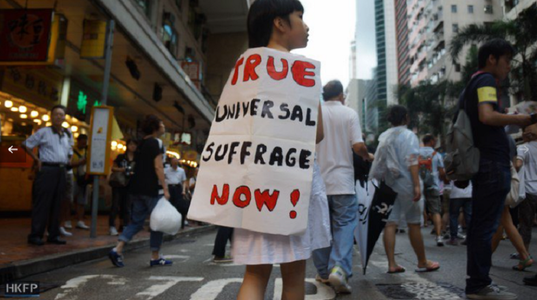 Mii de persoane manifestează la Hong Kong în pofida presiunii tot mai mari a autorităţilor