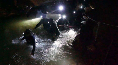 Doisprezece tineri fotbalişti şi antrenorul lor, găsiţi ”teferi şi nevătămaţi” după nouă zile de captivitate într-o grotă inundată în Thailanda, anunţă guvernatorul provinciei