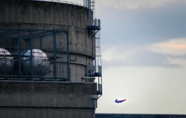 O dronă în formă de Superman şi un avion în miniatură radiotelecomandat, zdrobite de Greenpeace într-o centrală nucleară lângă Lyon