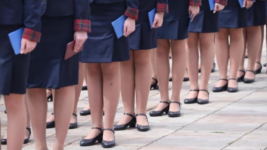 Cel puţin 40 de şcoli din Anglia au interzis purtarea fustelor

