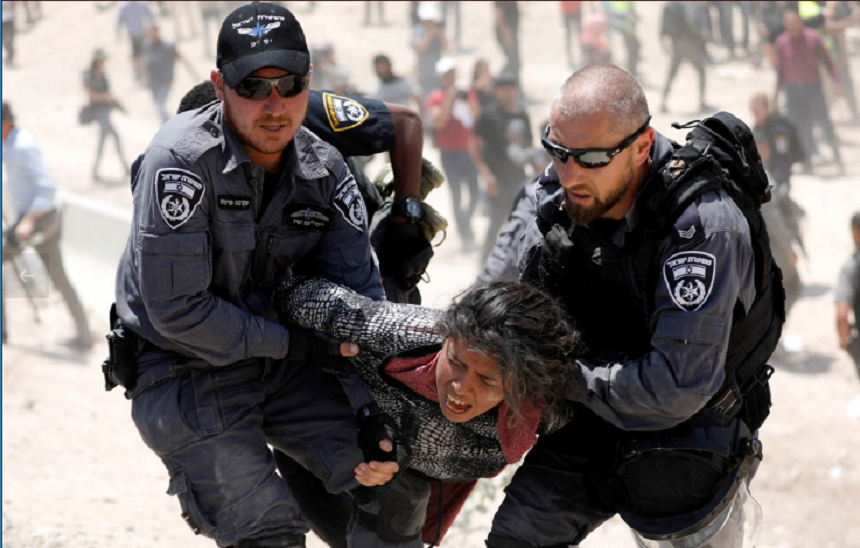 Zeci de răniţi în confruntări între forţe de ordine şi locuitori ai satului beduin Khan al-Ahmar din Cisiordania înainte să fie demolat de Israel