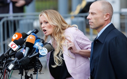 Avocatul actriţei porno care afirmă că a avut o relaţie cu Donald Trump sugerează că ar putea candida la preşedinţie în 2020

