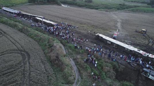 UPDATE - Zece morţi şi 73 de răniţi în nord-vestul Turciei, în urma deraierii unui tren