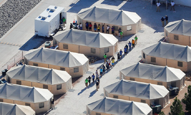 Un judecător acordă administraţiei Trump o amânare în reunirea copiilor migranţi cu părinţii lor arestaţi
