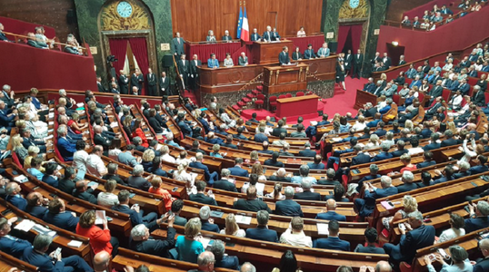 Parlamentul francez începe o lungă bătălie a reformelor instituţionale după discursul lui Macron în Congres