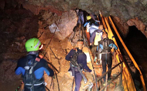 Alţi trei băieţi salvaţi din grota inundată în Thailanda - VIDEO