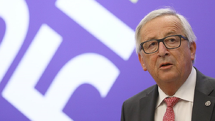 Preşedintele CE Jean-Claude Juncker şi-a pierdut echilibrul înaintea unei cine oficiale organizată cu ocazia summitului NATO - VIDEO

