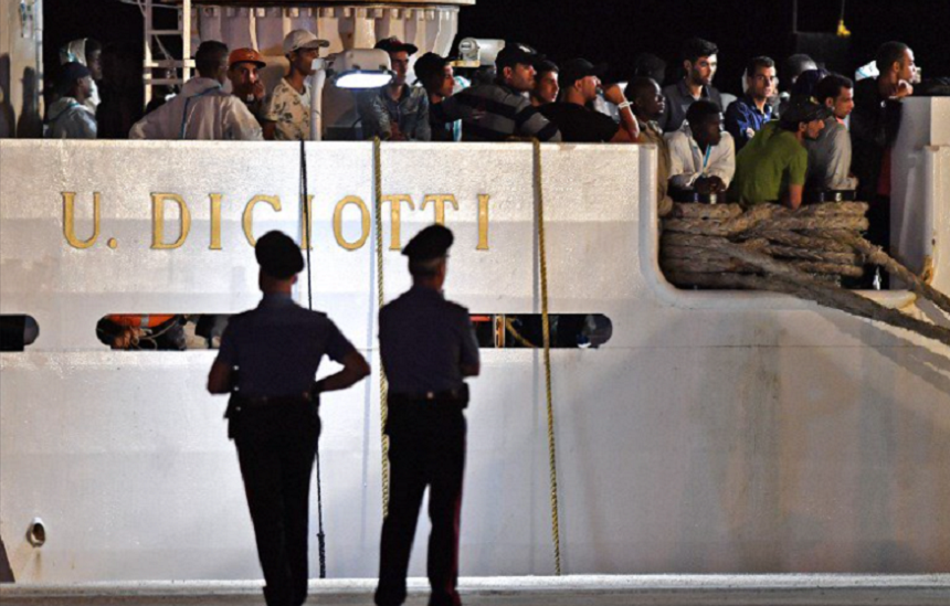 Migranţii de pe "Diciotti", autorizaţi să debarce în Sicilia