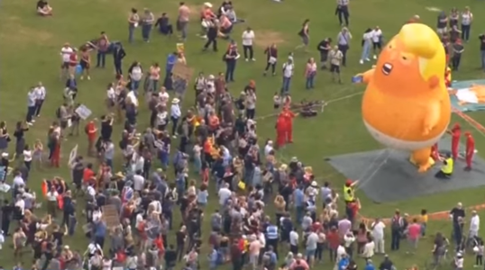 Trump în Scoţia - Mii de oameni au protestat în timp ce preşedintele juca golf. Carnaval al rezistenţei, la Edinburgh VIDEO