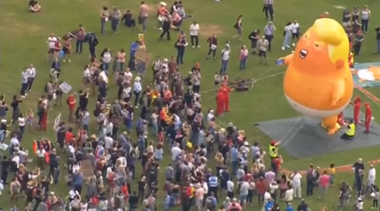 Trump în Scoţia - Mii de oameni au protestat în timp ce preşedintele juca golf. Carnaval al rezistenţei, la Edinburgh VIDEO