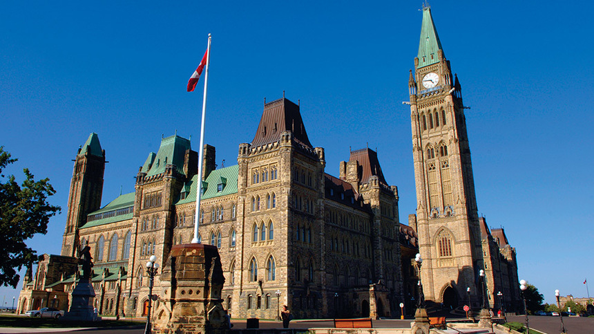 Poliţia canadiană a arestat un bărbat care a încercat să înjunghie un soldat în faţa Parlamentului din Ottawa