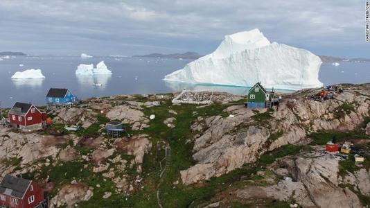 Un aisberg de 11 milioane de tone ameninţă o aşezare pescărească din Groenlanda