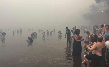 UPDATE - Grecia, în doliu, continuă lupta împotriva incendiilor sângeroase. Meleşcanu: Nu sunt români afectaţi