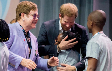 Elton John acuză Rusia şi Europa de Est de ”discriminare faţă de gay”