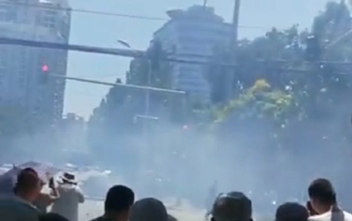 Poliţia îndepărtează o femeie care ar fi încercat să se autoincendieze lângă Ambasada SUA la Beijing, unde s-ar fi auzit o explozie