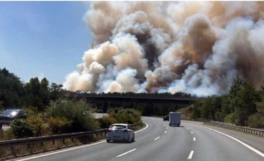 Germania: Un sat din apropierea Berlinului se pregăteşte de evacuare din cauza unui incendiu de vegetaţie. FOTO, VIDEO