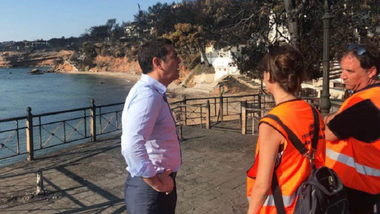 Tsipras, în vizită la locul incendiilor soldate cu 91 de morţi, la exact o săptămână de la dramă