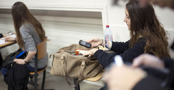 Parlamentul francez dă undă verde definitivă interdicţiei telefoanelor mobile în şcoli şi colegii