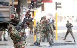 Preşedintele zimbabwian Emmerson Mnangagwa acuză opoziţia de haosul din capitală; trei morţi la Harare