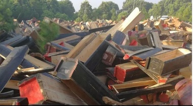 Autorităţi din China, filmate cum distrug sicrie şi dezgroapă cadavre, după ce au interzis oamenilor din provincia Jianxi practica înhumării, optând pentru incinerare
