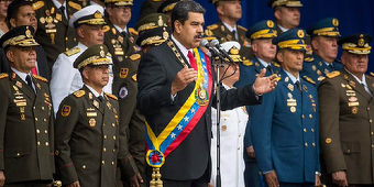 Preşedintele venezuelean Nicolas Maduro anunţă că a scăpat unui atentat, comis cu drone încărcate cu explozivi, şi-l acuză pe preşedintele columbian Juan Manuel Santos