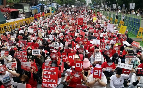 Participare-record la o manifestaţie, la Seul, a femeilor împotriva ”pornografiei prin camere-spion”
