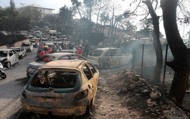 Şefii poliţiei şi pompierilor înlocuiţi în funcţii cu adjuncţii lor în urma incendiilor din Grecia, soldate cu 90 de morţi