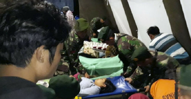 Cel puţin 82 de morţi şi sute de răniţi în cutremurul din Indonezia, a cărui magnitudine a fost revizuită la 6,9