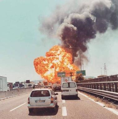 UPDATE - Italia: Explozie a unui camion în apropierea aeroportului din Bologna. Două persoane au murit şi aproximativ 70 au fost rănite. MAE: Autorităţile italiene nu au notificat oficiul consular cu privire la existenţa unor cetăţeni români printre victime. VIDEO