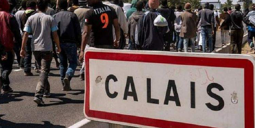 Poliţia franceză, acuzată că a hărţuit şi intimidat voluntarii care ajută imigranţii din Calais

