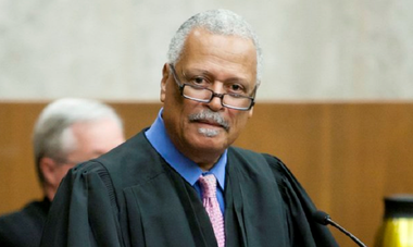 Un judecător de la Washington, Emmet G. Sullivan, dispune întoarcerea din drum în SUA a unor solicitante de azil expulzate şi-l ameninţă pe Sessions cu un proces de ultraj