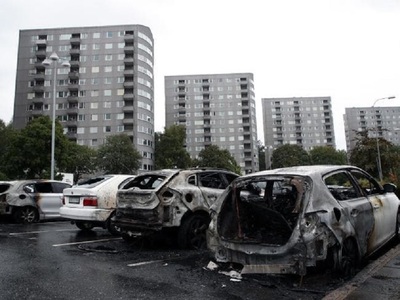 Suedia: Aproximativ 80 de maşini au fost incendiate în mai multe oraşe

