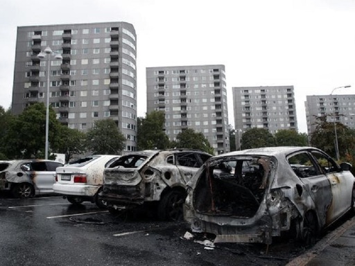 Suedia: Aproximativ 80 de maşini au fost incendiate în mai multe oraşe


