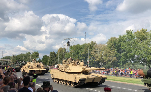 Polonia marchează Ziua Armatei printr-o paradă militară şi în uniforme de epocă; O prezentă permanentă a US Army ar ”speria orice potenţial atacator”, apreciază Andrzej Duda