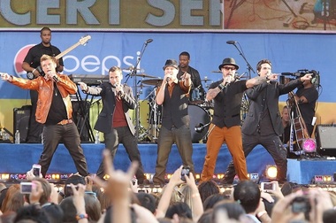 Cel puţin 14 persoane rănite după o furtună puternică la un concert Backstreet Boys

