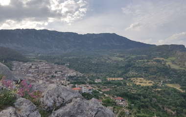 UPDATE - Cel puţin zece morţi în urma unei viituri în Parcul Naţional Pollino din Calabria, în sudul Italiei. MAE: Autorităţile române nu au fost notificate până acum privind existenţa unor români printre victime
