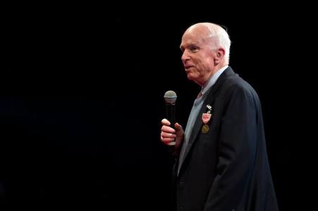 Senatorul american John McCain, erou din Vietnam şi fost candidat la preşedinţie, a murit la 81 de ani; el suferea de o formă agresivă de cancer. Politicieni şi celebrităţi de la Hollywood deplâng moartea lui