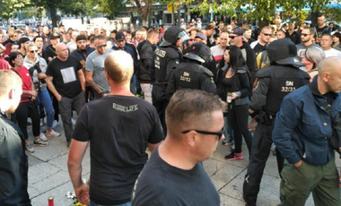 Merkel denunţă ”vânători” de străini ale extremei drepte, în urma uciderii unui german într-o încăierare ce reaprinde tensiuni pe tema migraţiei; întruniri ale extremei drepte la Chemnitiz luni seara, a doua zi consecutiv 