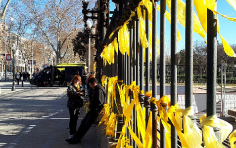 Anchetă vizând Mossos d'Esquadra, acuzaţi într-o controversă privind panglici galbene, simboluri ale separatiştilor catalani