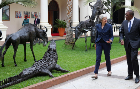 Theresa May dansează din nou în ultima zi a turneului din Africa - VIDEO

