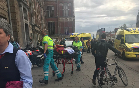 Poliţia olandeză răneşte prin împuşcare un suspect în urma înjunghierii a două persoane la Gara Centrală din Amsterdam