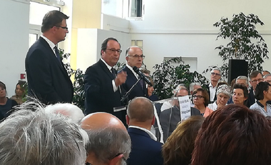 Hollande îl critică pe Macron şi pledează pentru un viitor de stânga