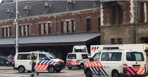 Două persoane au fost înjughiate şi sunt rănite grav în urma unui atac care a avut loc în gara din Amsterdam