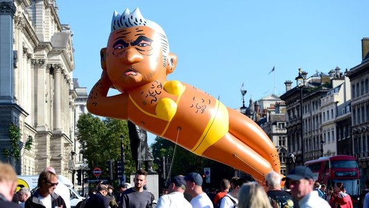 Un balon reprezentându-l pe primarul Londrei în bikini, în zbor în apropierea parlamentului britanic - VIDEO