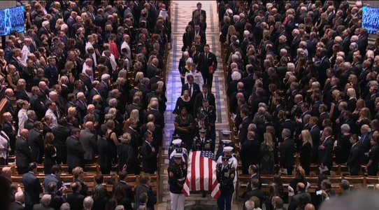 Trei foşti preşedinţi ai SUA, membri ai Congresului, actuali şi foşti lideri mondiali i-au adus un ultim omagiu lui John McCain, la Catedrala din Washington